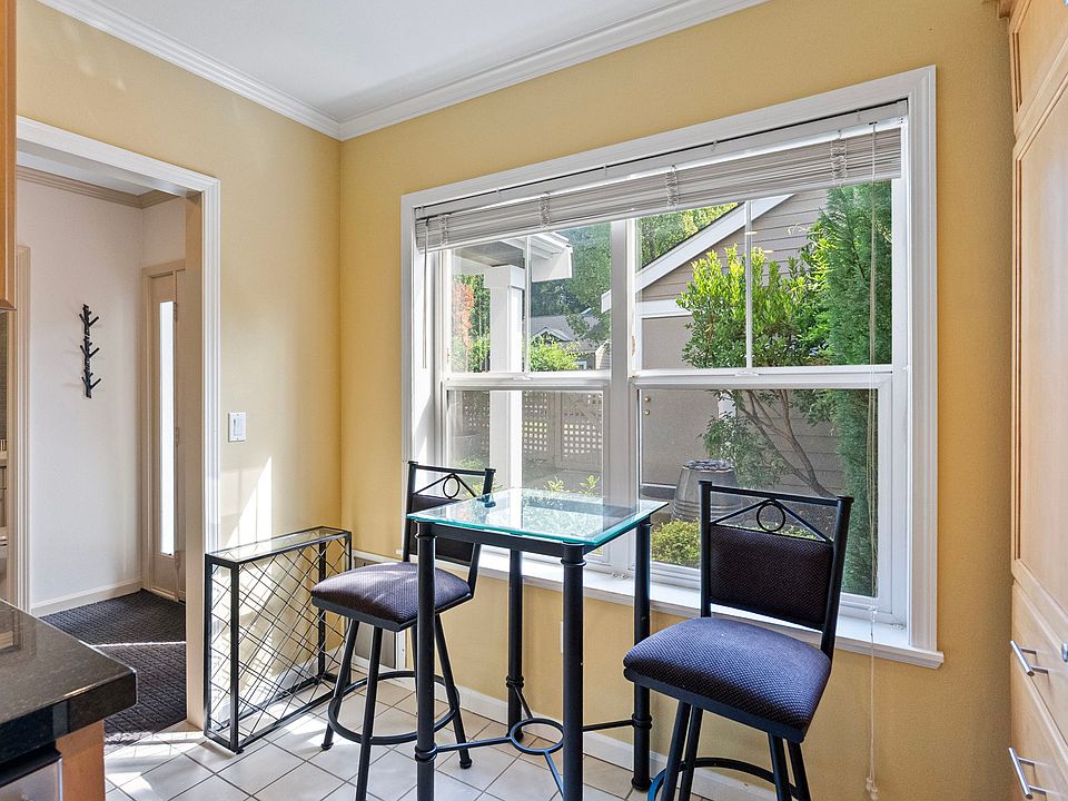 Kitchen breakfast area