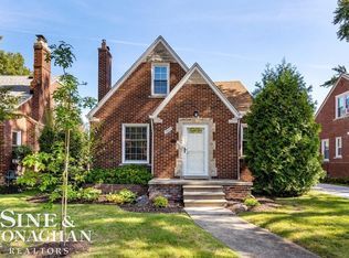 1836 Stanhope St, Grosse Pointe Woods, MI 48236