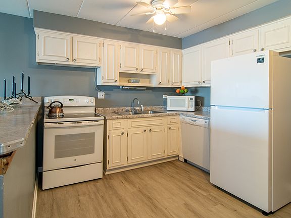 5th image of 109 S Elmwood Ave APT 27