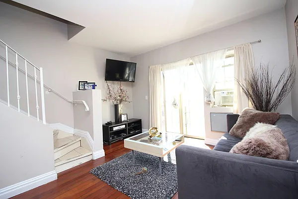 Rented by Nooklyn NYC LLC | media 105