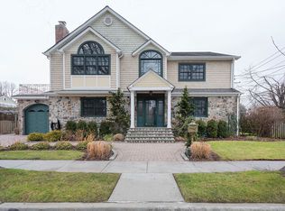 126 Orchid St, Floral Park, NY 11001