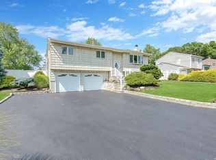 55 Crestwood Ln, Farmingville, NY 11738