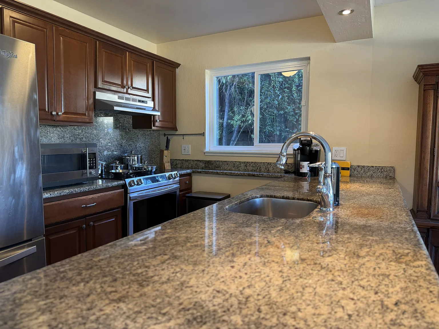3 bed, 1.5 bath, 1320 sqft, $4,900 — Photo 2