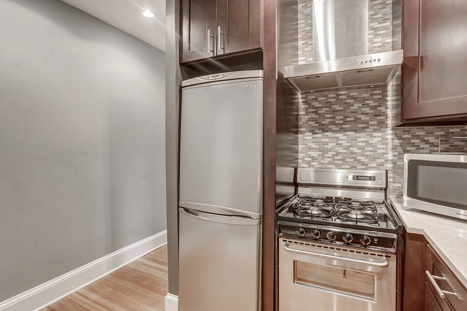 Charming & Sunny 1-Bedroom Luxury Condo in Adams Morgan! — Photo 4