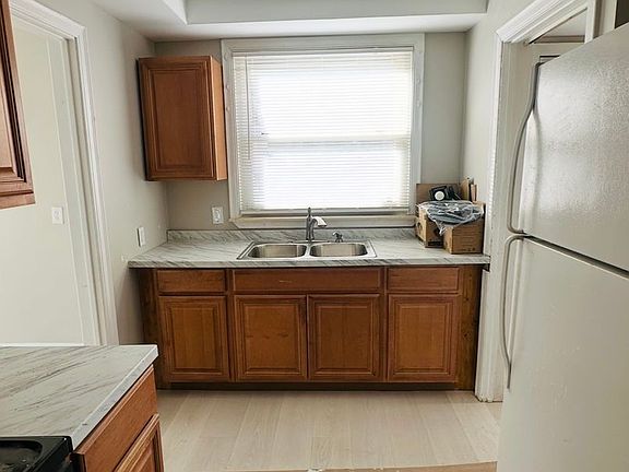 4th image of 6021 Grandville Ave