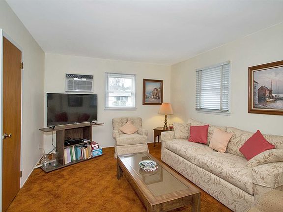 3rd image of 137 Hilltop Dr