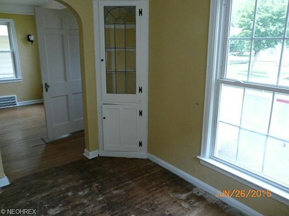 4th image of 14329 Montrose Ave