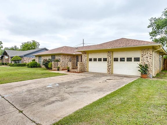 3rd image of 2802 Fox Hill Dr