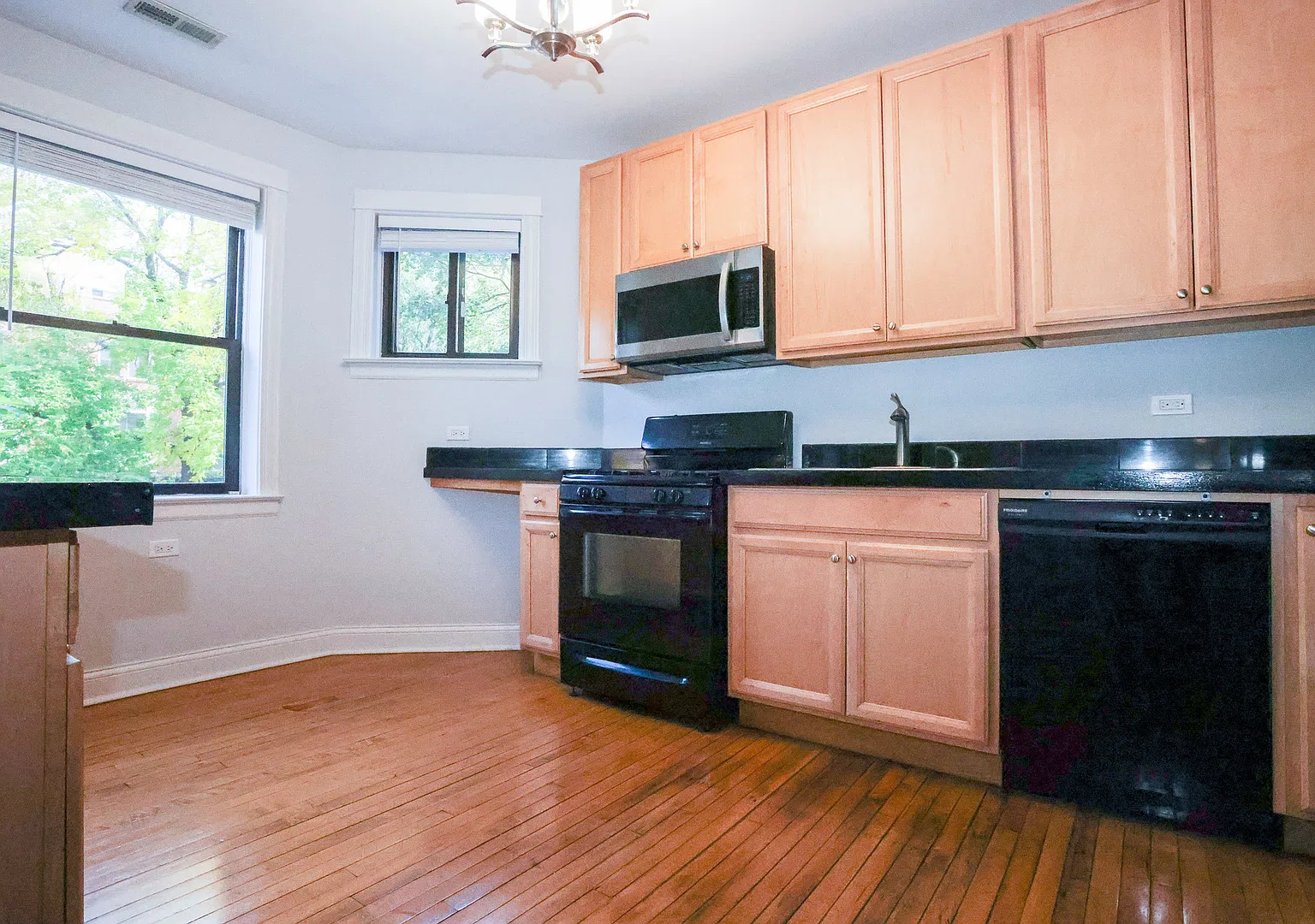 901 W Sheridan Rd — Photo 4