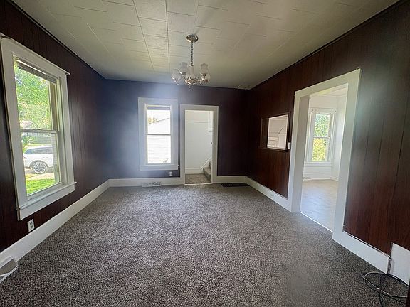 5th image of 302 Oak St