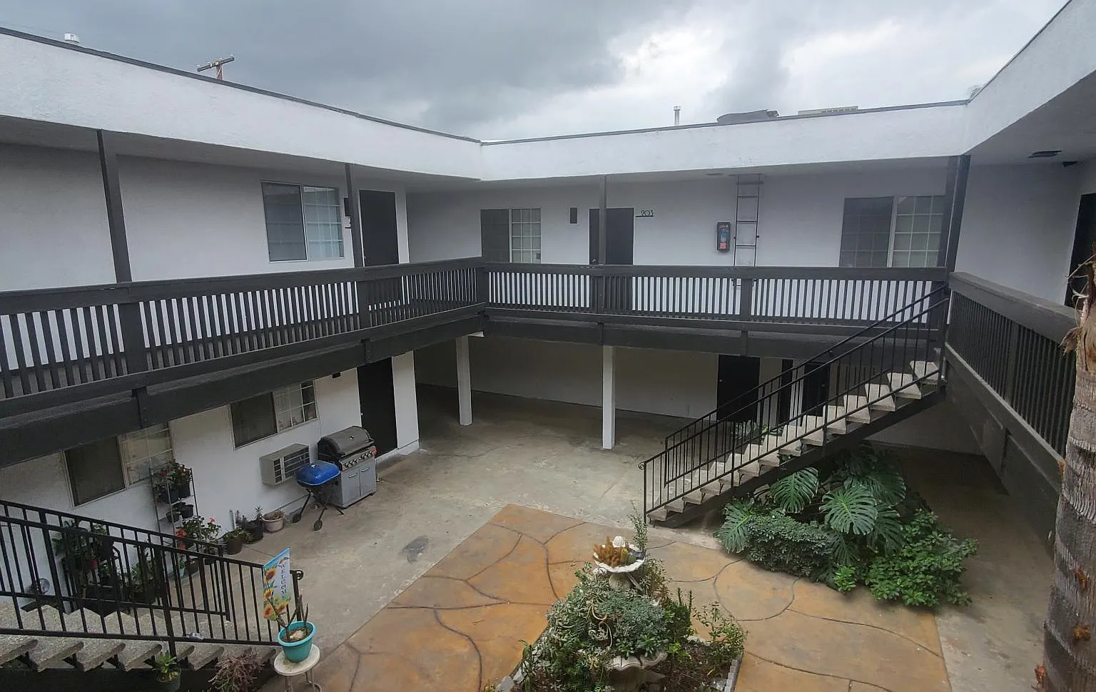 2 bed, 890 sqft, $2,195 — Photo 2