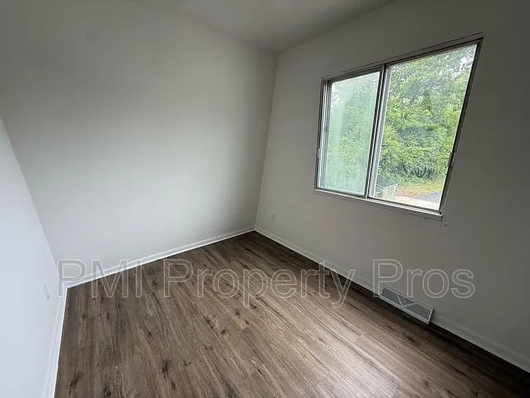 9031A N 95th St — Photo 16