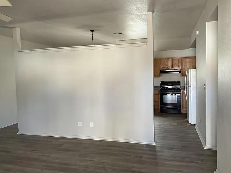 2213 E Post Oak Dr — Photo 4