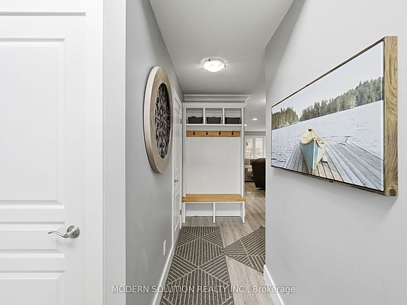 4th image of 897 Bradshaw Cres N