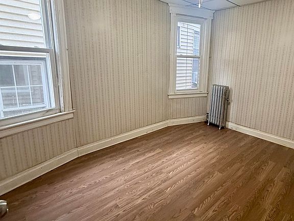 3rd image of 110 Lincoln Ave APT 2