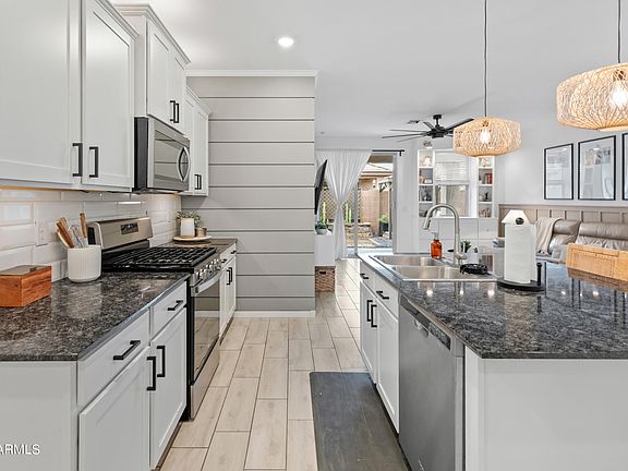 5th image of 14216 W VOLTAIRE Street