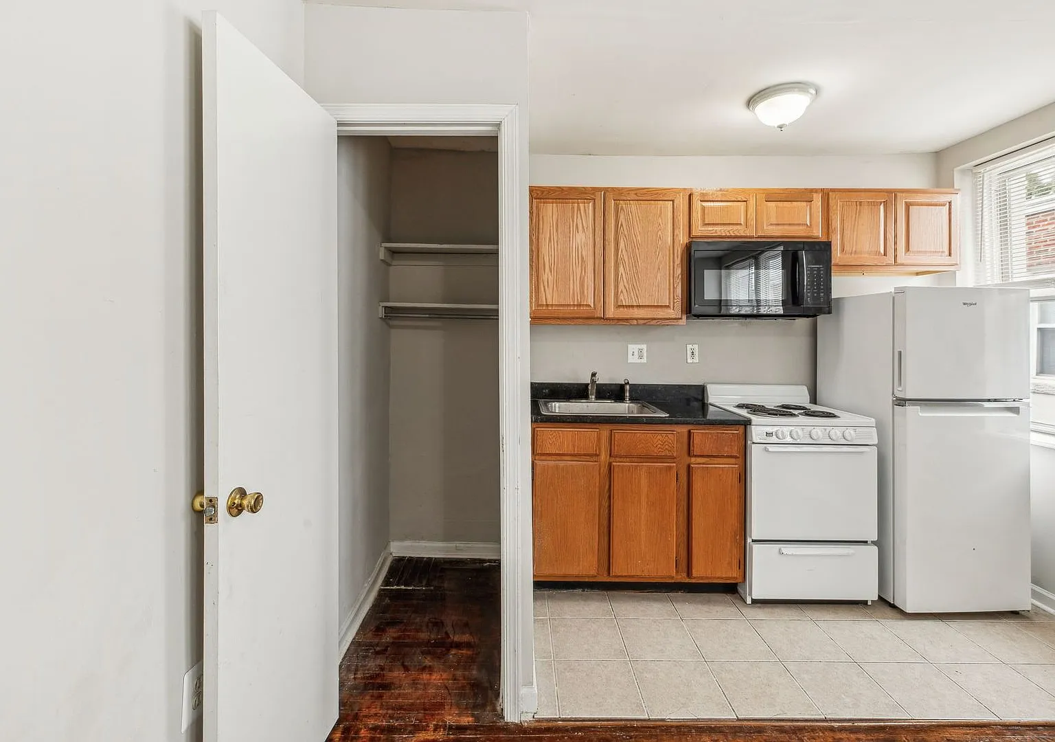 Studio, $990 — Photo 3