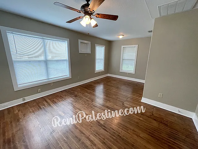 613 E Brazos St #1/2 — Photo 4