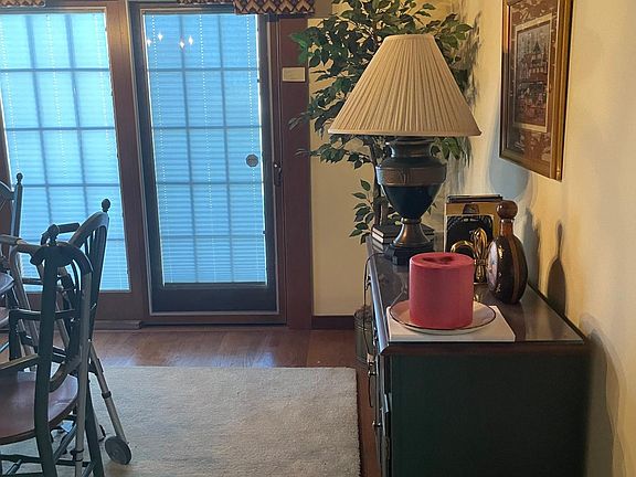 Dinning area w slider to deck