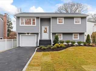 11 Crest Hill Ct, Huntington Station, NY 11746