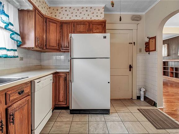 5th image of 75 Tremont Ave