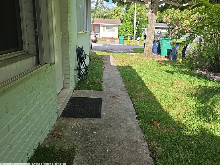 4901 SW 28th Ter — Photo 16