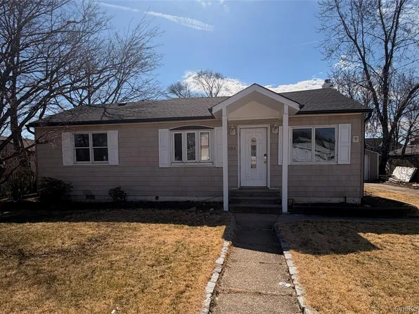 284 15th Street, West Babylon, NY 11704