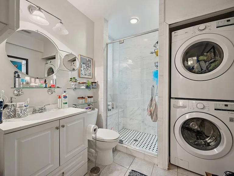 221 W Willow St — Photo 5