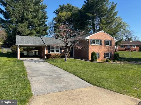 1048 Wine St, Front Royal, VA 22630