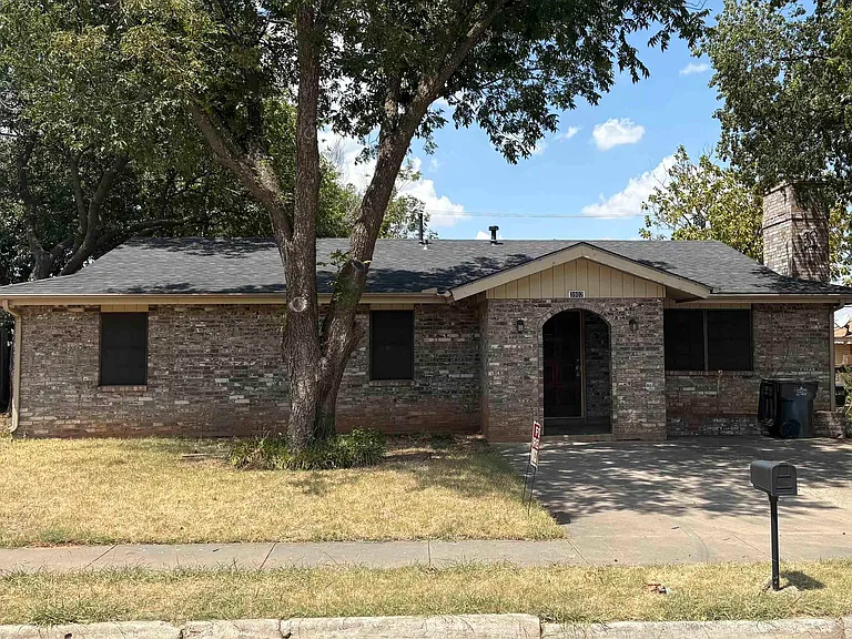 3902 Parker Blvd — Photo 1