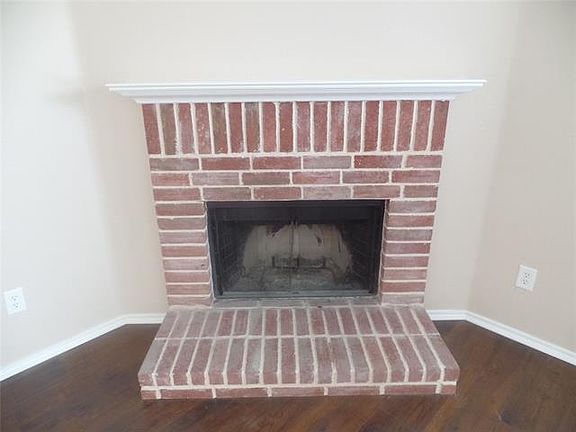 3rd image of 924 Oakcrest Dr