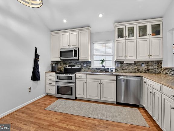 3rd image of 115 Primrose Ln