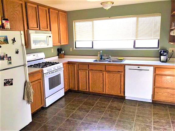 5th image of 1919 Holly Dr