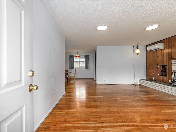 4th image of 903 W Simpson Avenue