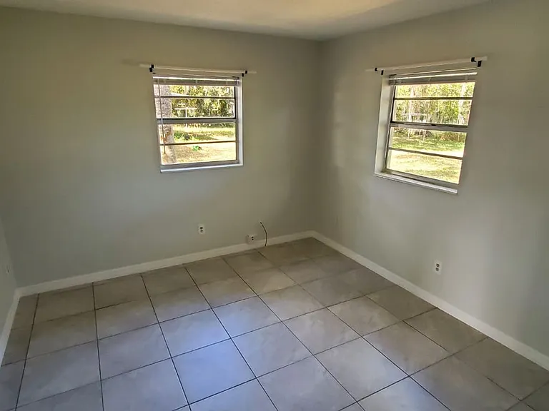 2578 Seneca Ave — Photo 8