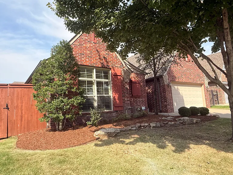 10932 S 77th Pl E — Photo 2