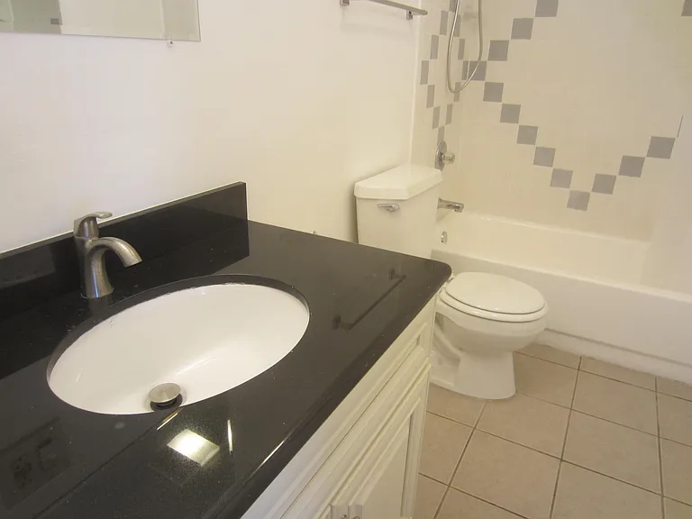 1223 E 15th St #1223 — Photo 8