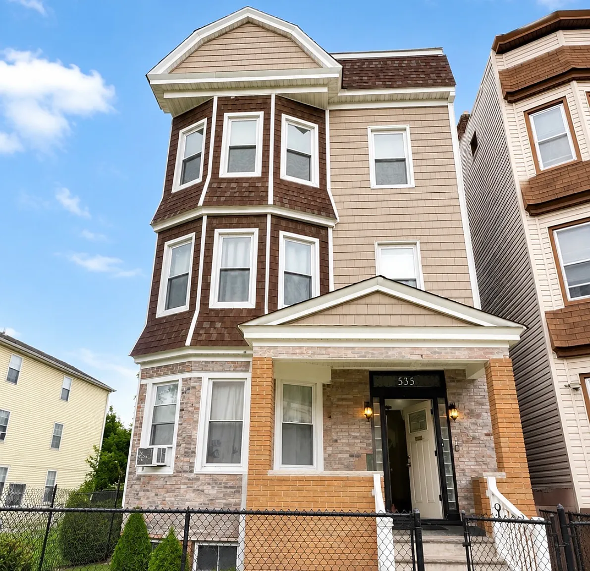 3 bed, 1000 sqft, $2,075 — Photo 1