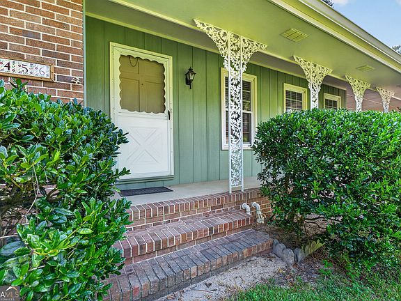 5th image of 456 Adrian Pl