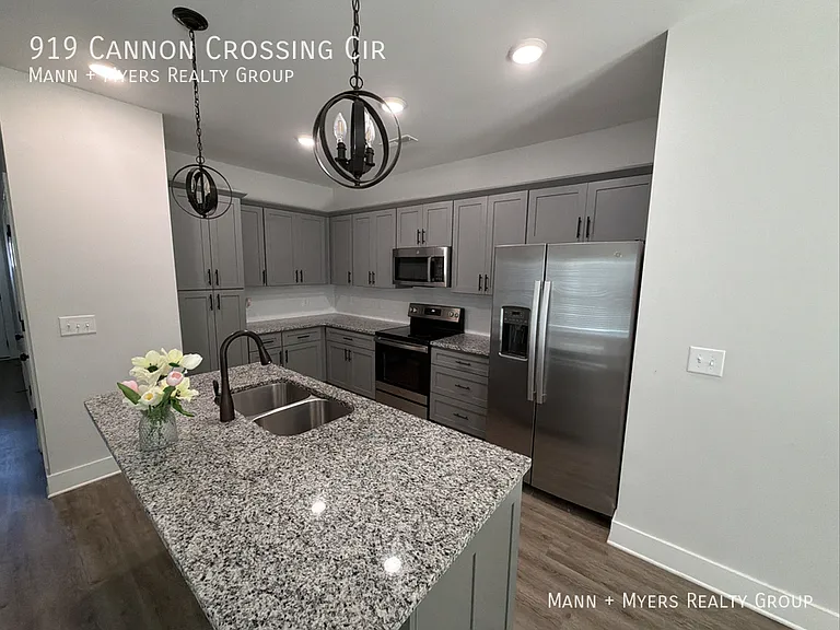 919 Cannon Crossing Cir — Photo 3