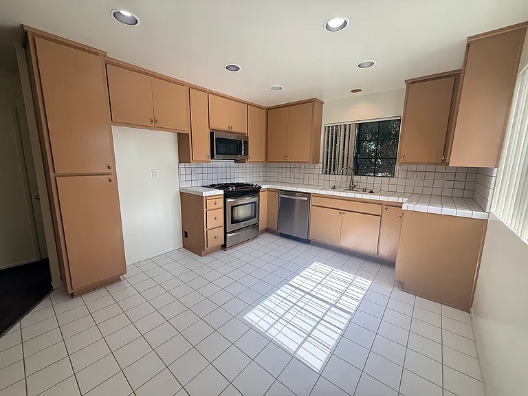 2231 1/2 S Alma St — Photo 9