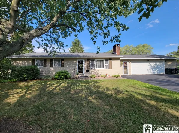 24 Sunset Dr, Fredonia, NY 14063