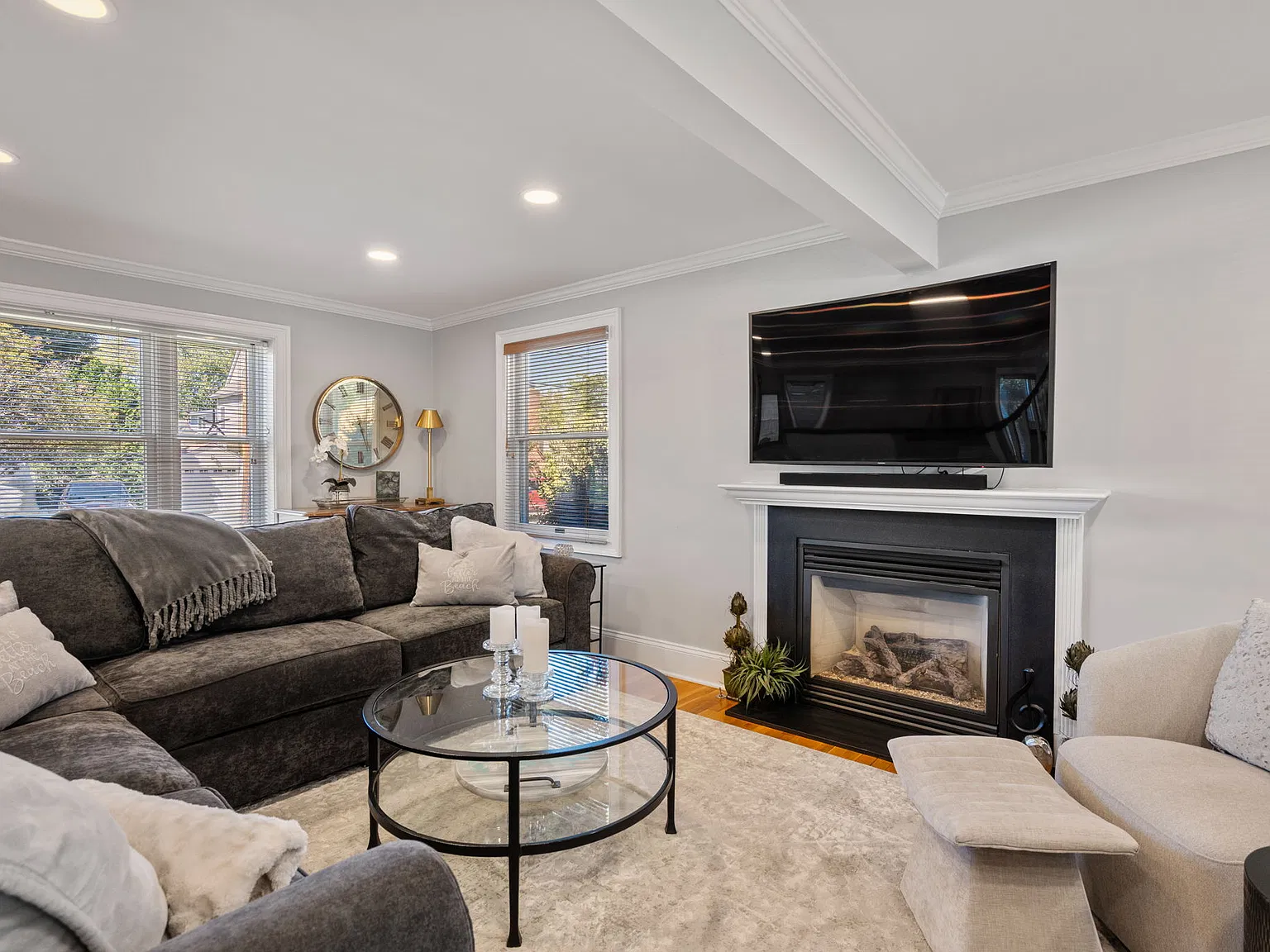 3 bed, 2.5 bath, 1381 sqft, $8,000 — Photo 2