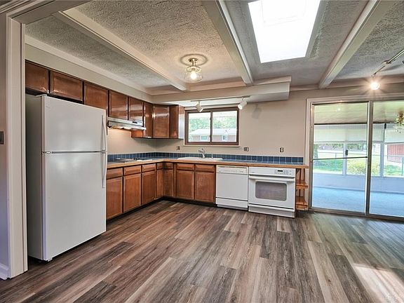 4th image of 2427 Tennyson Dr