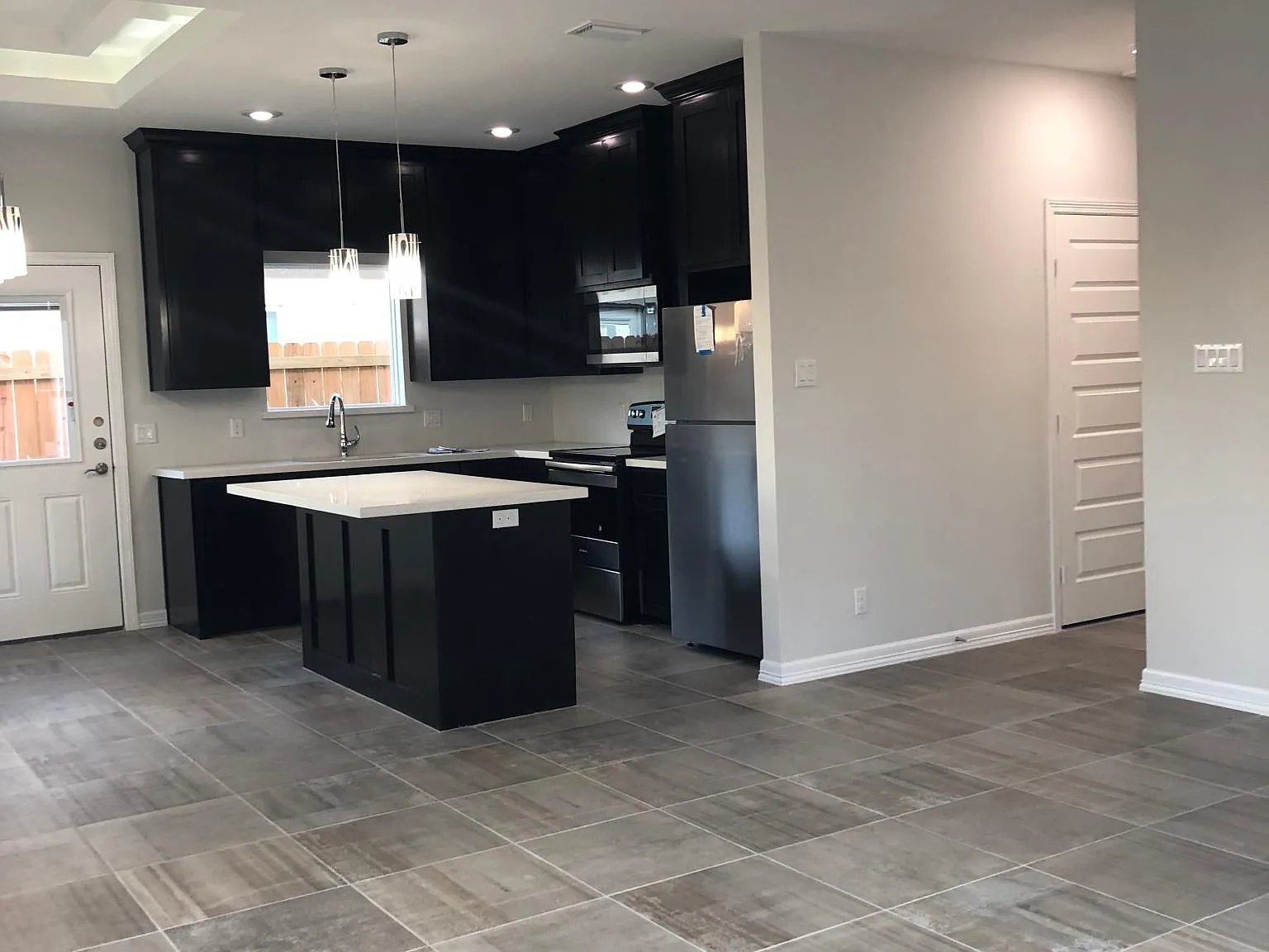 708 E La Cantera Ave — Photo 2