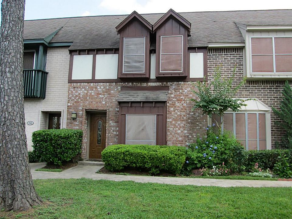 Welcome to 811 Threadneedle, #259. Two story, 3 bedroom, 2.5 baths, 1640+ sq.ft. with sunroom.