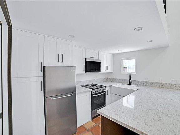 4th image of 6409 Waring Ave