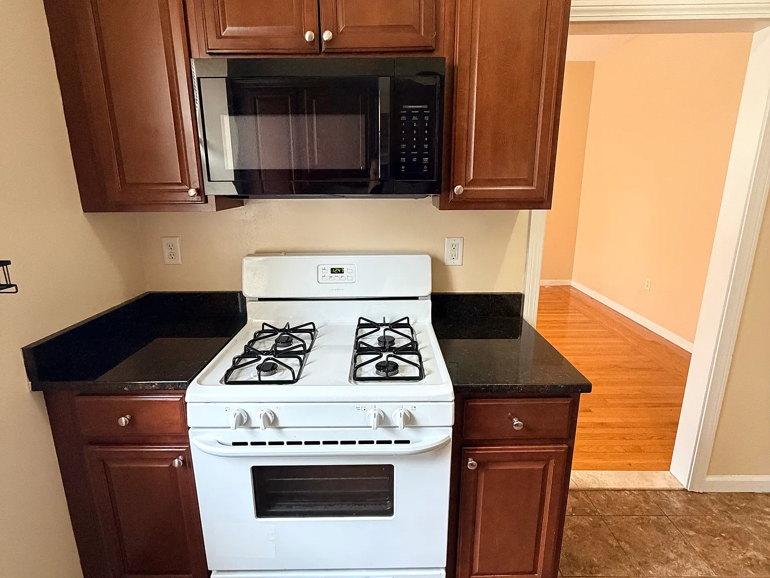57 Hotchkiss Ln — Photo 4