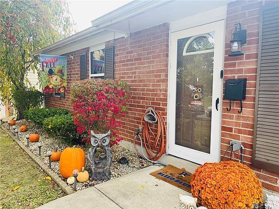 3rd image of 5058 Seville Dr