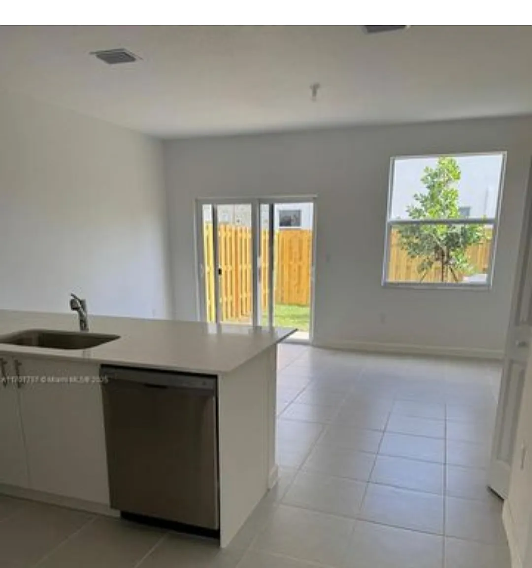 3 bed, 2.5 bath, 1450 sqft, $2,500 — Photo 4